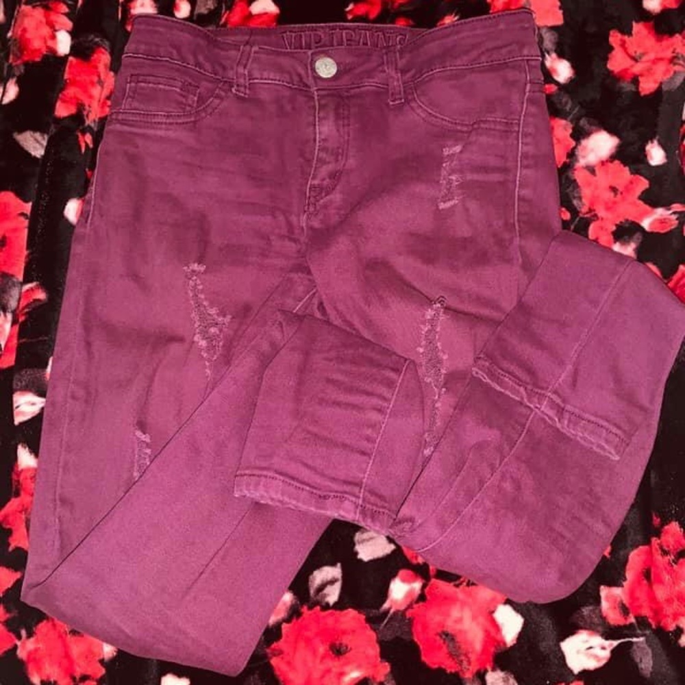 Burgundy ripped jeans ♥️